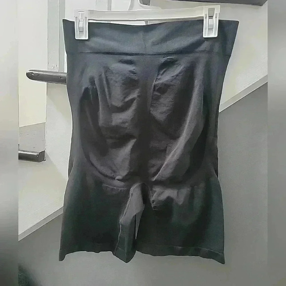 CACIQUE - WOMEN'S 18/20- Black THE SLIMMER ULTRA HIGH WAIST SHORT SHAPER - Picture 3 of 4